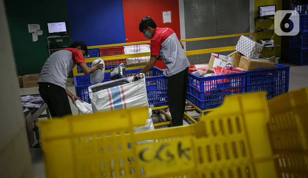 Pekerja memilah paket kiriman barang di salah satu Kantor Cabang JNE, Jakarta, Kamis (30/12/2021). Supply Chain Indonesia (SCI) memprediksi distribusi pengiriman barang pada akhir tahun ini di Jawa dan Bali bisa meningkat 5-10 persen. (Liputan6.com/Faizal Fanani)