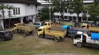 Sopir truk memarkir kendaraannya di Pelataran Parkir DORD Provisi Sulawesi Tenggara. (Ahmad Akbar Fua/Liputan6.com)