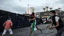 Pengunjuk rasa melempar batu ke kedutaan Israel pada unjuk rasa di Athena, Yunani, Selasa (15/5). Mereka mengecam tentara Israel menembak mati puluhan warga Palestina di perbatasan Gaza yang berunjuk rasa menentang pembukaan kedubes AS (AFP/Aris MESSINIS)
