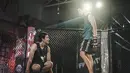Dalam sinetron Cinta Tapi Benci ia pun sempat berperan menjadi seorang petarung di dalam oktagon layaknya pemain Mix Martial Art (MMA). Saat bertarung ia pun beradu akting dengan Jeremi Moeremans. (Liputan6.com/IG/@real_aditya1)