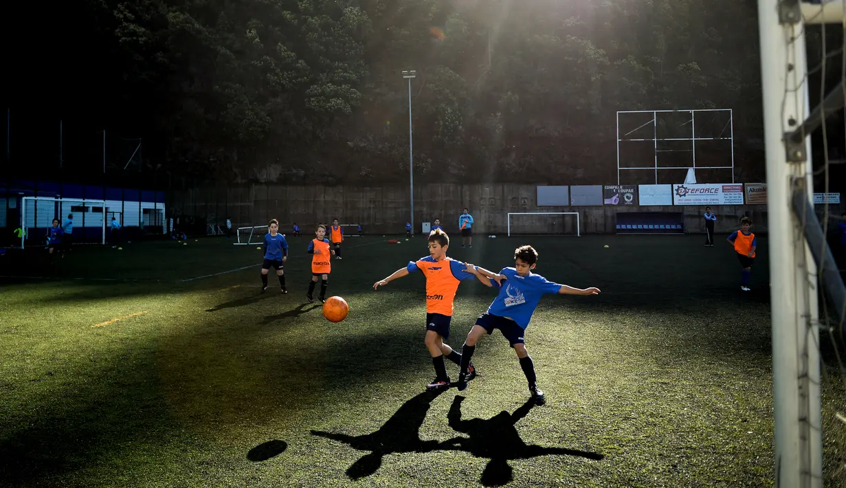 Pesepak bola muda CF Andorinha berlatih di lapangan klub di Funchal, Madeira, Portugal, (30/4/2016). Saat berusia 7-9 tahun, Cristiano Ronaldo ditempa di CF Andorinha ini. (AFP/Patricia De Melo Moreira)