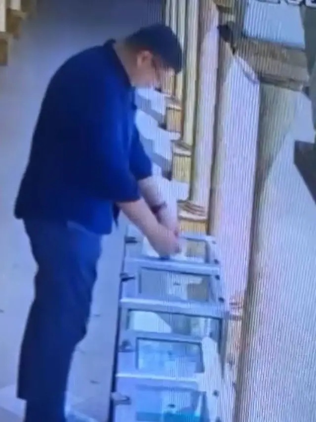Viral Pria Tempelkan Barcode QRIS Palsu di Kotak Amal Masjid, Ini Fakta-Faktanya