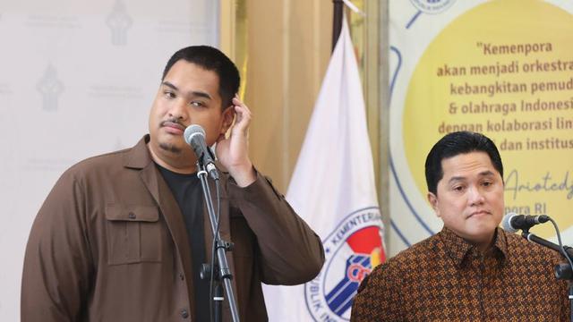 Menpora Dito Ariotedjo (Kiri) bersama dengan Ketua Umum PSSI, Erick Thohir (Kanan) (c) Bola.net/Abdul Aziz