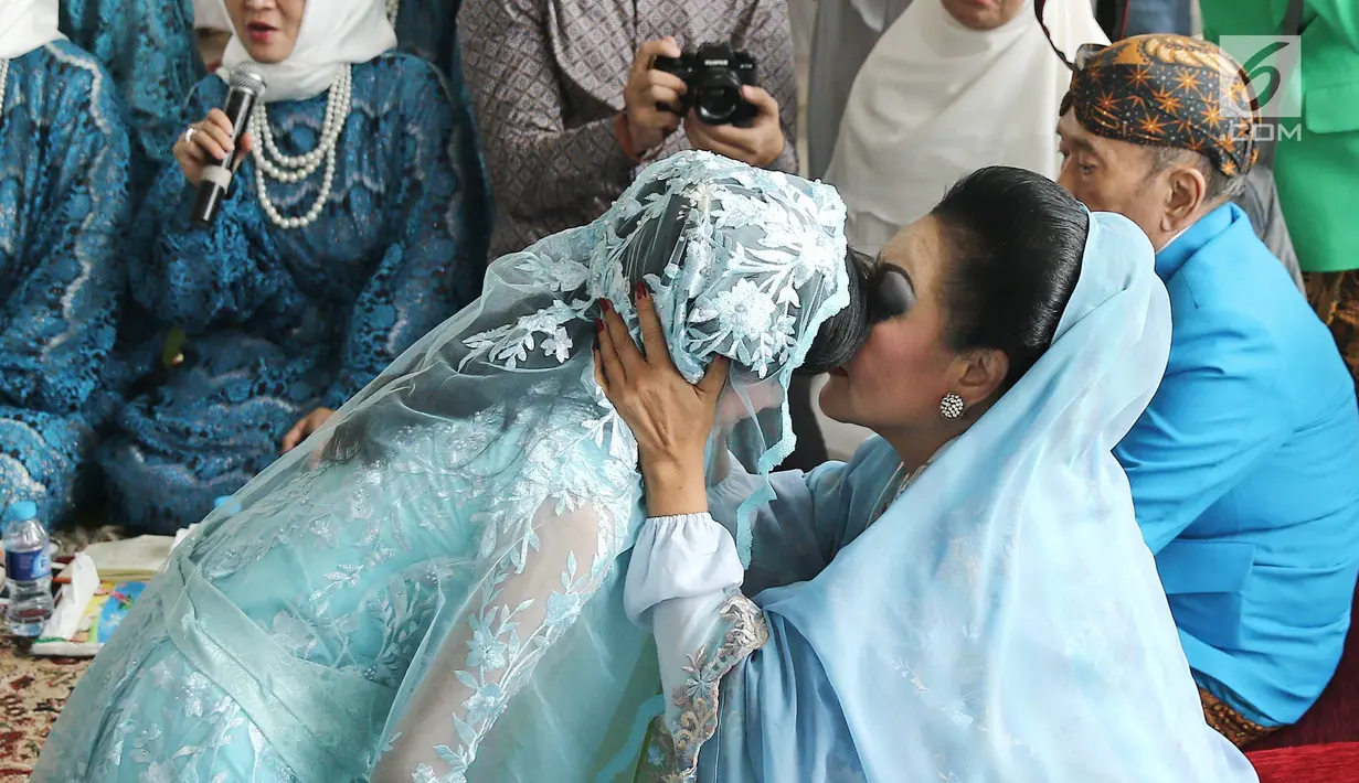 Ibunda, Erna Santoso mencium kening Ardina Rasti saat menggelar pengajian di kawasan Gunung Putri, Jawa Barat, Jumat (19/1). Ardina Rasti akan dipersunting Arie Dwi Ardhika, Sabtu (20/1/2018). (Liputan6.com/Herman Zakharia)