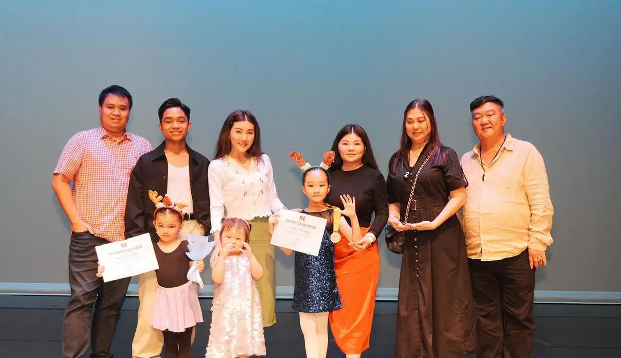 Sarwendah dan keluarganya, serta Betrand Peto mendampingi puntrinya ikut kompetisi menari balet di Singapura. Setelah itu, keluarga Ruben Onsu itu melanjutkan jalan-jalan mengunjungi tempat menarik lainnya. [Instagram/sarwendah29]