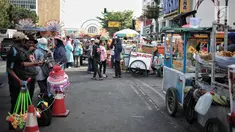 Sejumlah pedagang kaki lima (PKL) memadati trotoar dan badan jalan kawasan Kota Tua, Jakarta, Kamis (27/12). Keberadaan PKL mengganggu ketertiban dan kelancaran lalu lintas orang dan kendaraan. (Liputan6.com/Faizal Fanani)