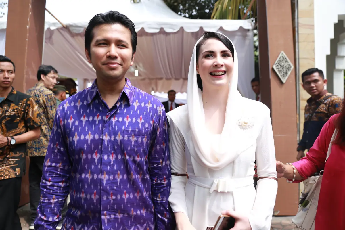 [Bintang] Arumi Bachin dan Emil Dardak hadir sebagai undangan dalam pernikahan Kahiyang Ayu dan Bobby Nasution. (Adrian Putra/Bintang.com)