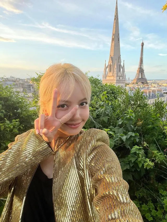Penampilan Mahal Lisa BLACKPINK Saat Menikmati Paris dengan Busana Blink-Blink