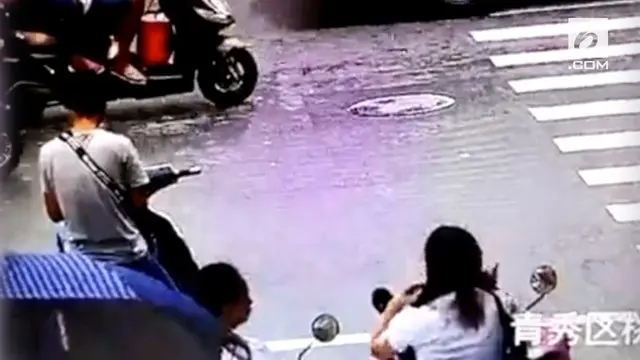 Sebuah mobil van kehilangan kendali menabrak para pejalan kaki dan pengendara sepeda motor di China. Satu orang meninggal dunia dalam insiden ini.