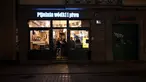 Orang-orang beristirahat di bar vodka dan bir di Kota Tua Krakow, Polandia pada awal 14 Juni 2024. (Sergei GAPON / AFP)