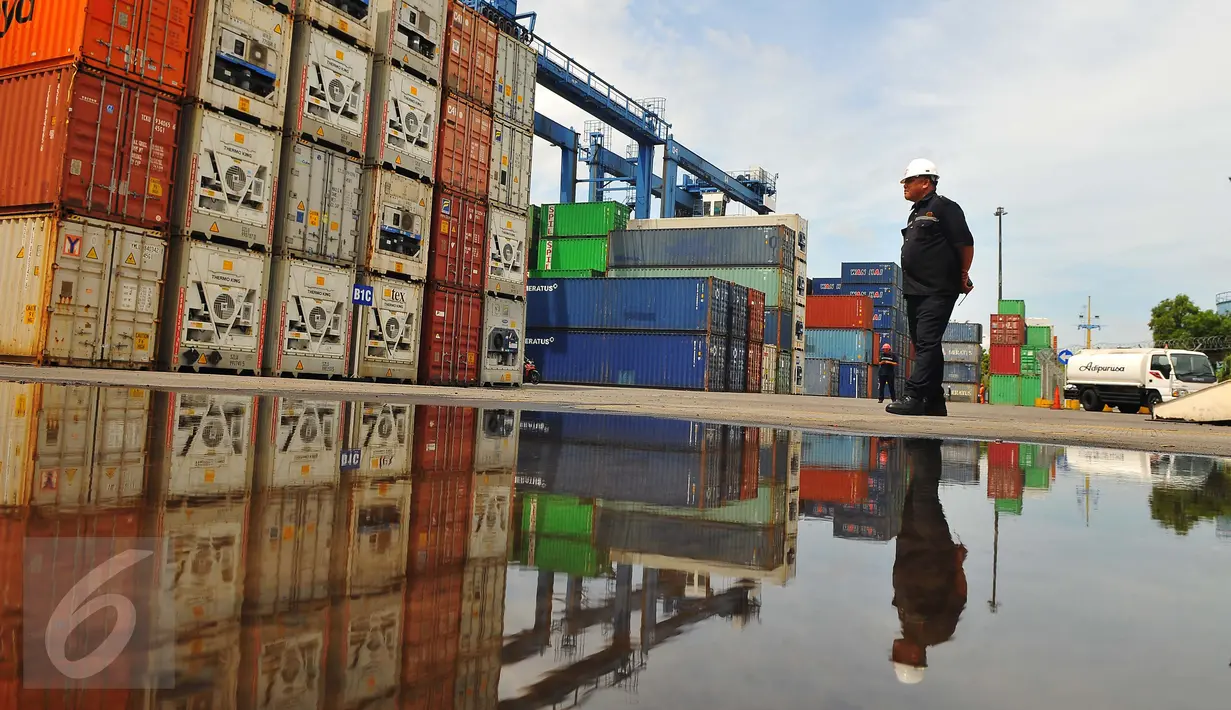 Aktivitas bongkar muat terminal peti kemas NPH di Tanjung Priok, Jakarta, Selasa (7/2). Selain mengoperasikan terminal peti kemas, terminal ini dapat mensupplay peralatan pelabuhan dan jasa perawatan alat pelabuhan. (Liputan6.com/Angga Yuniar)