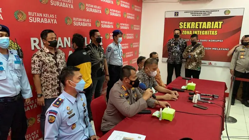 Tersangka MSAT berbaju hitam kuning saat di Rutan Klas I Surabaya di Medaeng Sidoarjo. (Dian Kurniawan/Liputan6.com).