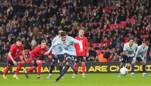 Eksekusi penalti Federico Valverde di laga uji coba antara Inggris vs Uruguay di Stadion Wembley, Sabtu (28/03/2026) dini hari WIB. (AP Photo/Alastair Grant)