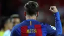 Penyerang Barcelona, Lionel Messi melakukan selebrasi usai mencetak gol kegawang Sevilla pada lanjutan La Liga spanyol di Stadion Sanchez Pizjuan,  Spanyol, (7/11). Barcelona menang atas Sevilla 2-1. (REUTERS/ Marcelo del Pozo)