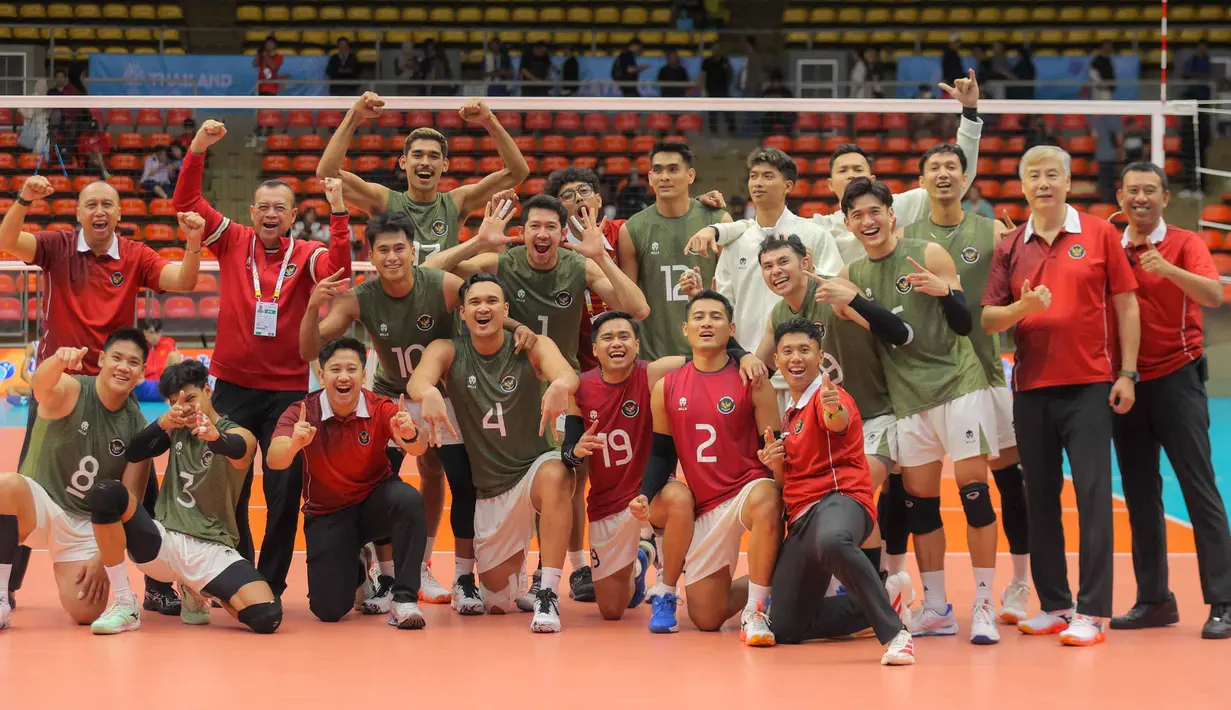 Kemenangan ini membawa Timnas voli Indonesia melangkah ke final SEA Games Thailand 2025 dan menjaga peluang menambah koleksi medali emas bagi kontingen Indonesia. Tampak dalam foto, Timnas voli putra Indonesia merayakan kemenangan atas Vietnam di babak semifinal SEA Games 2025 di Indoor Stadium Huamark, Bangkok, Thailand, Kamis (18/12/2025). (Bola.com/Bagaskara Lazuardi)