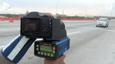 Jalan tol di Jawa Timur kini dilengkapi dengan alat pencatat kecepatan atau speed gun. Alat ini berguna untuk menindak para pelanggar.