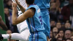 Pemain Charlotte Hornets, Cody Zeller (40) melakukan blok terhadap pemain Boston Celtics, Jayson Tatum (0) pada laga NBA basketball game di TD Garden, Boston, (10/11/2017) waktu setempat. Boston Celtics menang 90-87. (AP/Michael Dwyer)