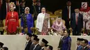 Ibu Negara, Iriana Joko Widodo bersama Istri Wakil Presiden RI Jusuf Kalla, Mufidah Kalla dan Presiden kelima RI Megawati Soekarnoputri pada Sidang Tahunan MPR di kompleks Parlemen, Senayan, Jakarta, Rabu (16/8). (Liputan6.com/Johan Tallo)