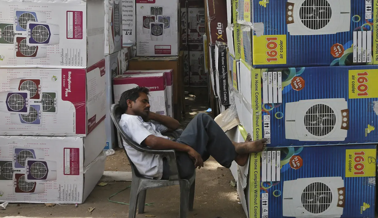 Pekerja tidur disamping karton pendingin udara saat gelombang panas di New Delhi, India, (28/5/2015). Cuaca panas ekstrim telah melanda India selatan dan utara serta menewaskan lebih dari 500 orang. (REUTERS/ Adnan Abidi)