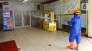 Petugas pemadam kebakaran (Damkar) UPT Cinere menyemprotkan cairan disinfektan di Pasar Segar yang ditutup, Cinere, Depok, Rabu (30/9/2020). Penyemprotan itu untuk mengantisipasi penyebaran COVID-19 di area pasar setelah seorang pengunjung tiba-tiba meninggal dunia. (merdeka.com/Arie Basuki)