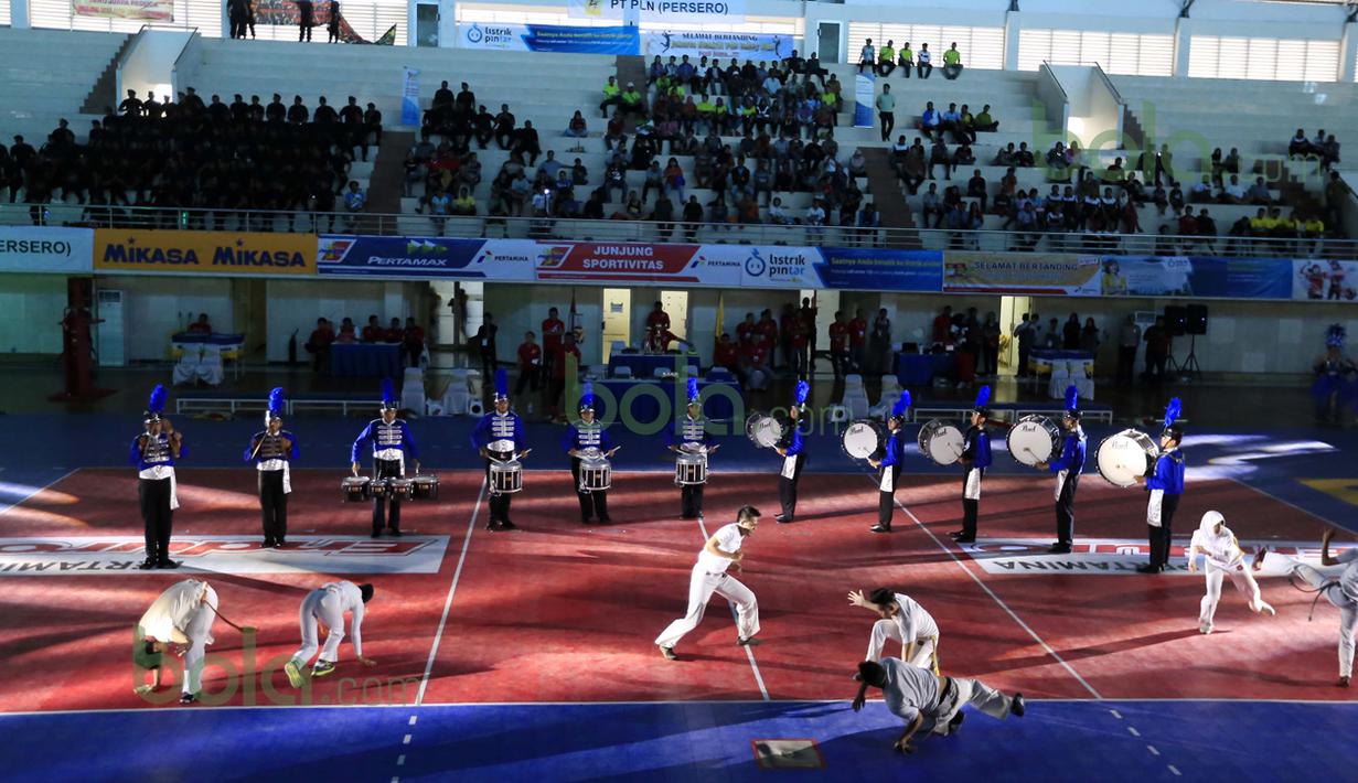 Aksi capoeira mengiringi Pembukaan Proliga 2016 putaran pertama yang berlangsung di GOR Ken Arok, Malang, Jumat (19/2/2016). (Bola.com/Nicklas Hanoatubun)