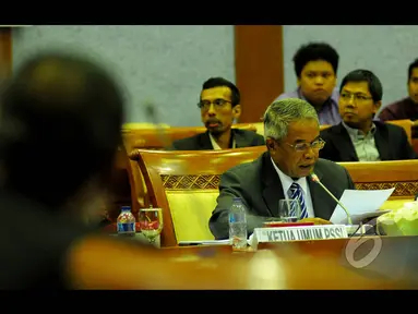 Ketua Umum PSSI Djohar Arifin Husin saat Rapat Dengar Pendapat Umum dengan Komisi X DPR RI di komplek parlemen, Senayan, Jakarta, Kamis (15/1). (Liputan6.com/Faisal R Syam)