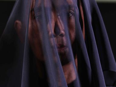 Pemain Film Pengabdi Setan 2: Communion Ayu Laksmi saat konferensi pers di Jakarta, Selasa (2/8/2022). Film Pengabdi Setan 2: Communion segera tayang di bioskop di Indonesia pada 4 Agustus mendatang. Cerita yang masih disutradarai oleh Joko Anwar itu masih menggaet sejumlah pemeran lamanya, seperti Tara Basro, Endy Arfian, Nasar Annuz, dan Bront Palarae serta Ayu Laksmi. (Liputan6.com/Herman Zakharia)