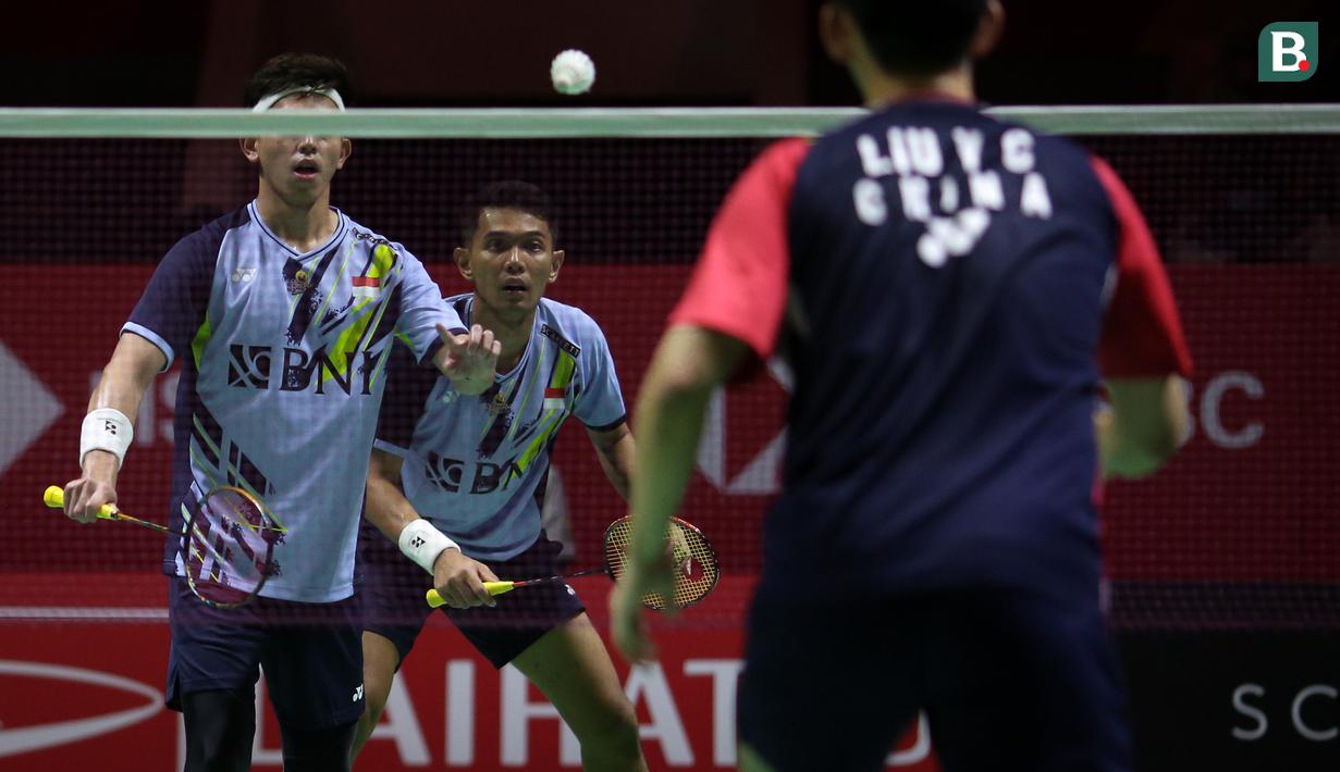 Pebulutangkis ganda putra Indonesia, Fajar Alfian/Muhammad Rian Ardianto bertanding melawan pebulutangkis ganda putra China, China, Liu Yu Chen/Ou Xuan Yi pada laga perempatfinal Indonesia Masters 2023 di Istora Senayan, Jakarta, Jumat (27/01/2023). Fajar Alfian kalah dengan skor 21-11, 13-21, 23-25. (Bola.com/Bagaskara Lazuardi)