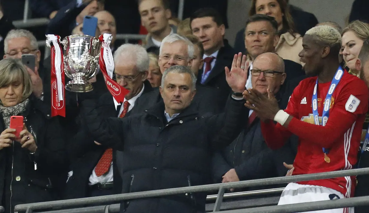 Pelatih Manchester United, Jose Mourinho mengangkat trofi Carabao Cup 2016/2017 setelah mengalahkan Southampton pada laga final yang berlangsung di Wembley Stadium, London, 27 February 2017. MU menang dengan skor 3-2. (AFP/Ian Kington)