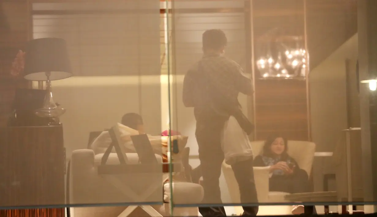 Suasana di dalam rumah tersangka Ketua DPR RI Setya Novanto jelang penjemputan paksa oleh KPK di Jalan Wijaya 13 No 19, Jakarta Selatan, Rabu (15/11). (Liputan6.com/Johan Tallo)