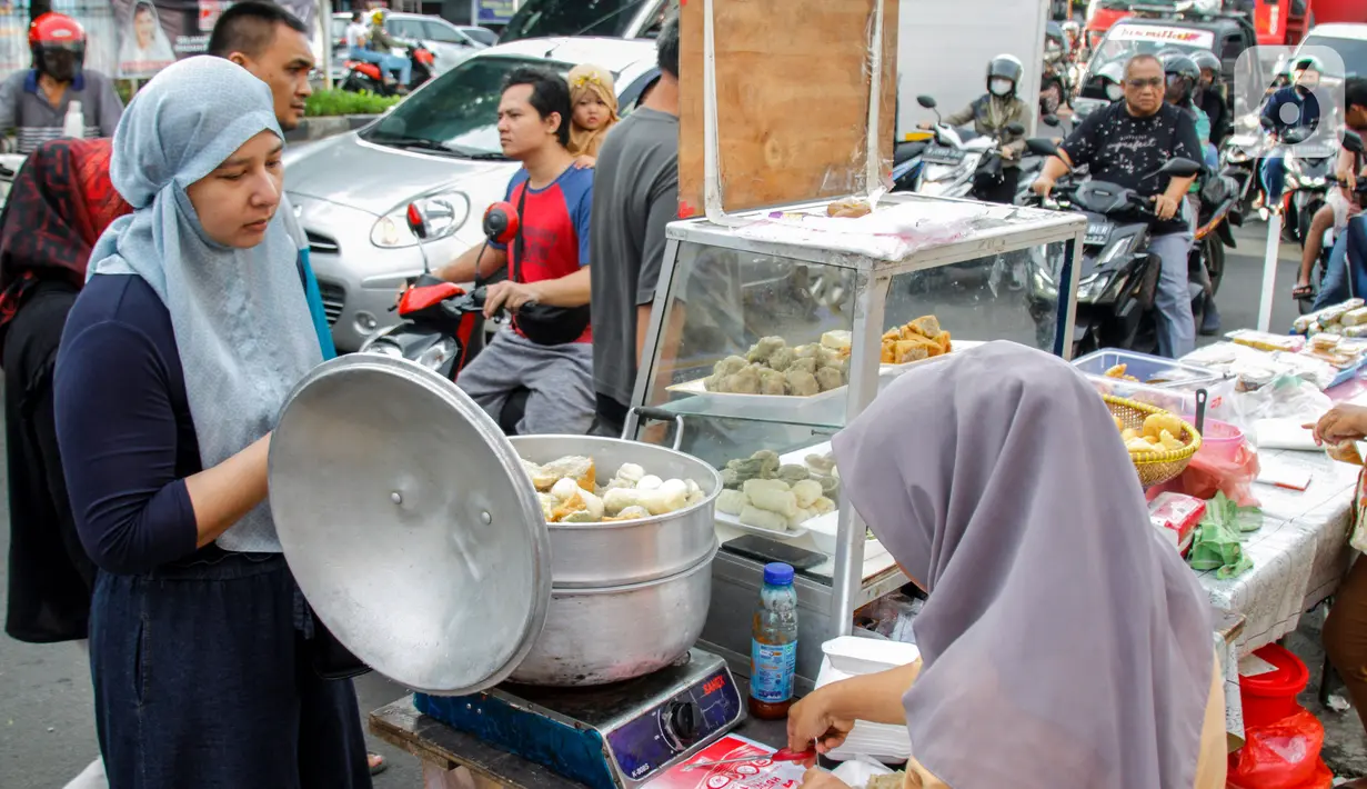 Pedagang musiman yang menjual aneka menu berbuka puasa atau takjil memanfaatkan momen bulan puasa Ramadhan. (Liputan6.com/Johan Tallo)