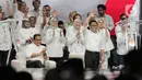 Cawapres nomor urut 1 Muhaimin Iskandar (kanan depan) melambaikan tangan sesaat sebelum Debat Keempat Pilpres 2024 di Jakarta Convention Center (JCC), Jakarta, Minggu (21/1/2024). (Liputan6.com/Angga Yuniar)