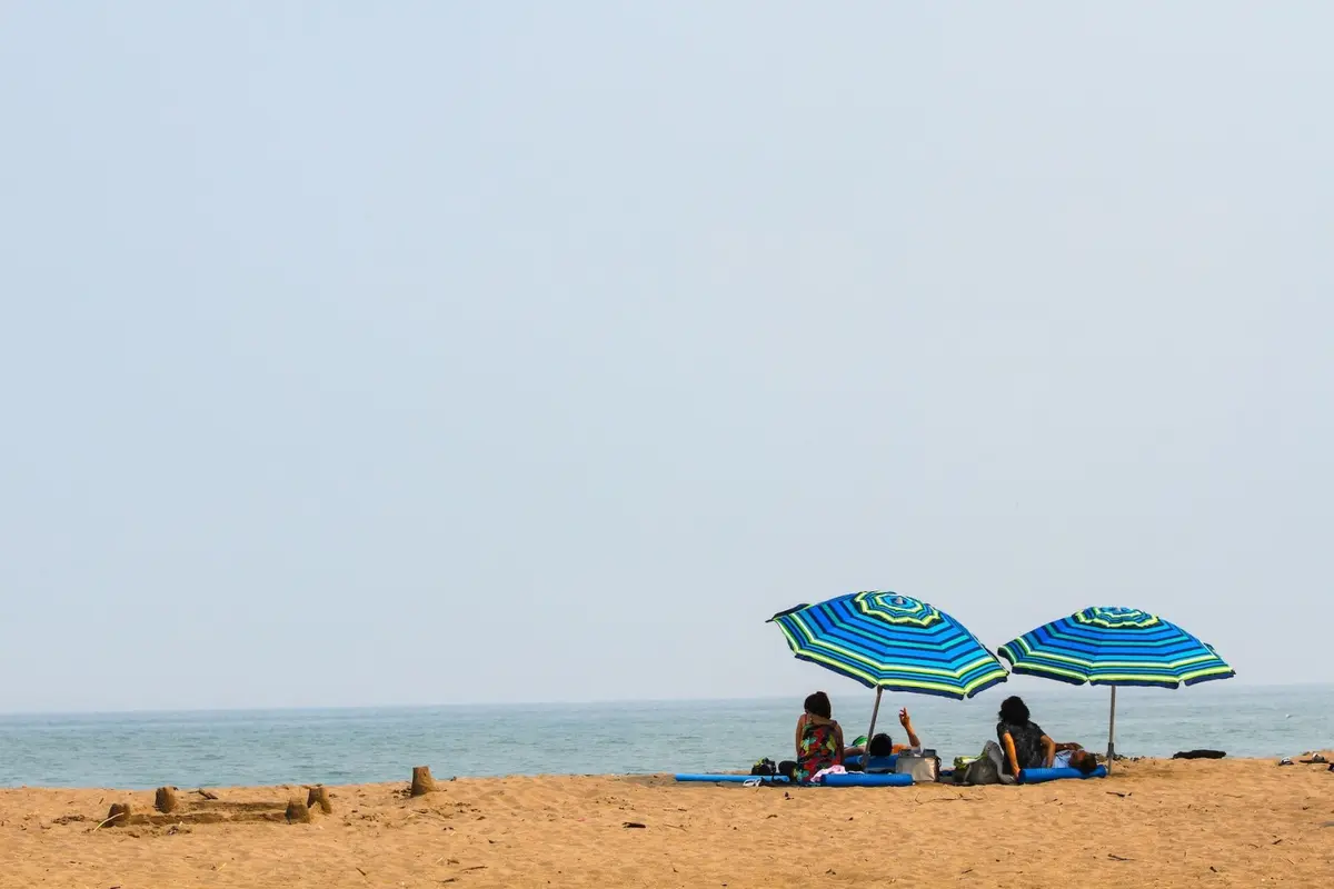 Ilustrasi berlibur ke pantai