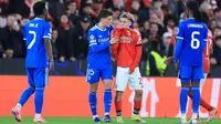 Kylian Mbappe menilai winger Benfica, Gianluca Prestianni, tidak pantas lagi tampil di kompetisi elite Eropa tersebut setelah dugaan tindakan pelecehan rasial terhadap Vinicius. Meskipun begitu Prestianni tidak mendapat kartu kuning atau merah dari wasit. Ia terlihat menutup mulutnya dengan jersey, sehingga wasit tidak menemukan bukti verba. (AFP/Patricia De Melo Moreira)