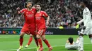 Benfica unggul lebih awal lewat Rafa Silva pada menit ke-14. Tampak dalam foto, gelandang SL Benfica bernomor punggung 27, Rafa Silva (kanan), merayakan golnya bersama rekan setimnya, Vangelis Pavlidis, selama pertandingan leg kedua babak playoff 16 besar Liga Champions 2025/2026 melawan Real Madrid di Stadion Santiago Bernabeu pada Rabu 25 Februari 2026 waktu setempat atau Kamis (26/2/2026) dini hari WIB. (Pierre-Philippe MARCOU/AFP)