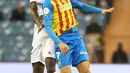 Bek Real Madrid, Antonio Rudiger berebut bola dengan penyerang Valencia, Edinson Cavani selama pertandingan semifinal Piala Super Spanyol di Stadion Internasional King Fahd di Riyadh, Arab Saudi, Kamis (12/1/2023). Real Madrid menang adu penalti 4-3 (1-1) atas Valencia. (AFP/Fayez Nureldine)