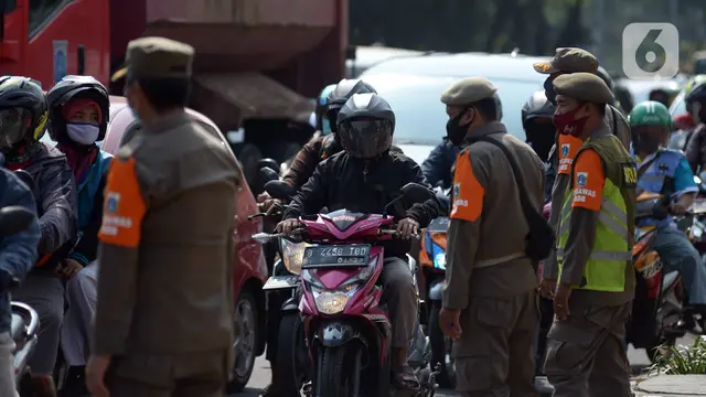 FOTO: Pelanggar Protokol Kesehatan Diberi Sanksi Menyapu