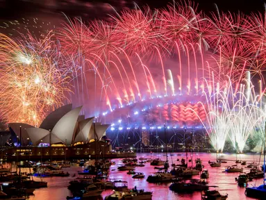 Pesta kembang api menyemarakkan perayaan malam Tahun Baru 2019 di Pelabuhan Sydney, Australia, Selasa (1/1). (Brendan Esposito/AAP via AP)