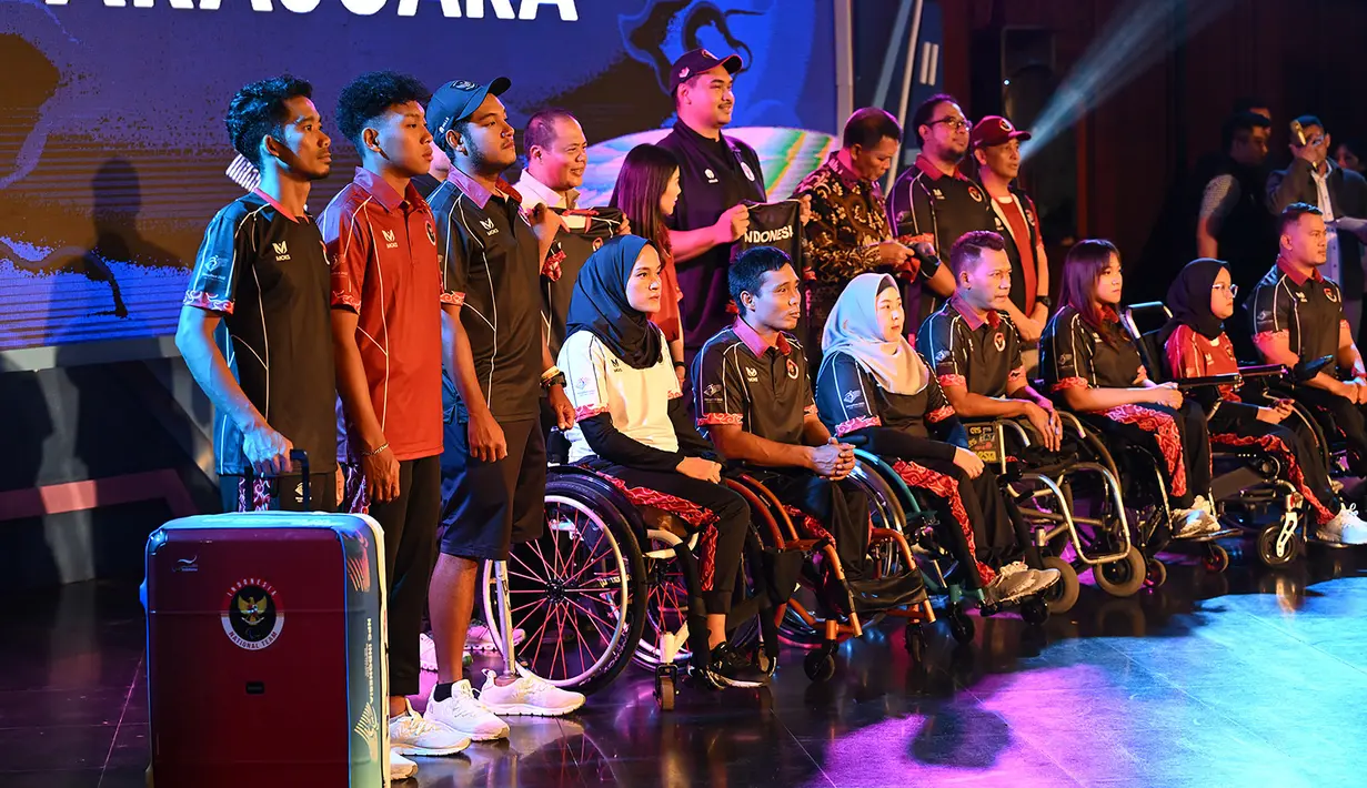Menpora RI Dito Ariotedjo dan perwakilan atlet berfoto bersama saat peluncuran jersey tim Indonesia untuk Asian Para Games Hangzhou 2022 di Pendhapi Balaikota Surakarta, Jawa Tengah, Jumat (13/10/2023). (NPC Indonesia/Agung Wahyudi)