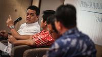 Anggota DPR Fraksi Gerindra, Riza Patria (kiri) memberikan paparan terkait hasil survei evaluasi publik dua tahun kinerja pemerintahan Joko Widodo-Jusuf Kalla (Jokowi-JK) di Jakarta, Minggu (23/10). (Liputan6.com/Faizal Fanani)