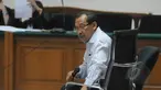 Direktur PT Media Karya Sentosa Antonio Bambang Djatmiko menjalani sidang lanjutan di Pengadilan Tipikor, Jakarta, Senin (6/4/2015). Terdakwa suap mantan Bupati Bangkalan Fuad Amin itu dituntut pidana penjara tiga tahun. (Liputan6.com/Herman Zakharia)