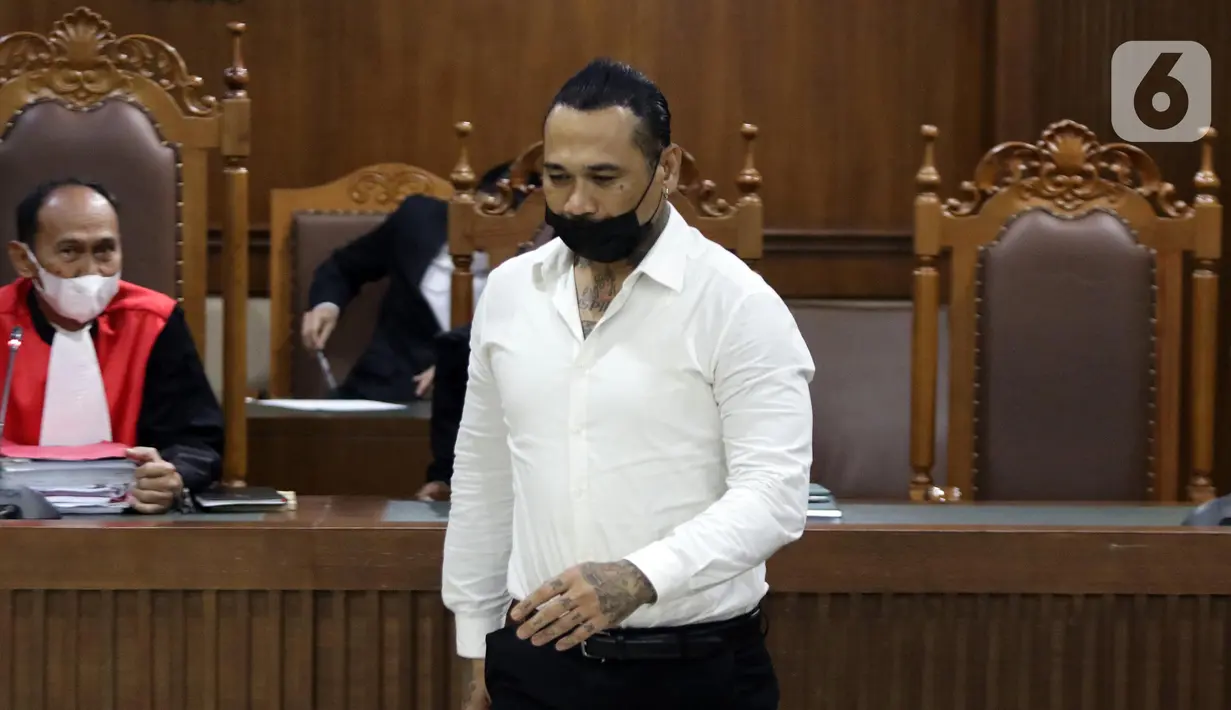 Musisi I Gede Ari Astina alias Jerinx SID saat sidang pembacaan putusan kasus dugaan pengancaman terhadap Adam Deni di Pengadilan Negeri Jakarta Pusat, Kamis (24/2/2022). I Gede Ari Astina divonis satu tahun penjara, denda Rp 25 juta subsider satu bulan kurungan. (Liputan6.com/Helmi Fithriansyah)