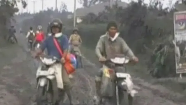 [VIDEO] Sejumlah Rumah Warga Ambruk Tertimbun Abu Sinabung