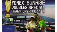 Pebulutangkis Candra Wijaya (tengah) foto bersama penerima penghargaan legenda ganda putri Indonesia Pebulutangkis legendaris Retno Koestiyah (kiri) dan anak dari pebulutangkis Winarni, Santi pada Turnamen Yonex Sunrise Doubles Special Championship di Ged