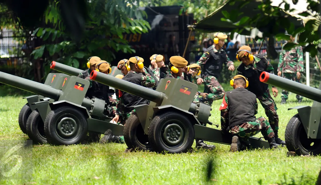Personel TNI AD saat melakukan gladi bersih tembakan meriam menyambut kedatangan Raja Salman bin Abdulaziz di Istana Bogor, Rabu (1/3). 21 dentuman meriam dan kibaran bendera kedua negara mewarnai sambut Raja Salman. (Liputan6.com/Helmi Fithriansyah)