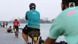 Pesepeda melintasi area pedestrian Danau Sunter, Jakarta, Sabtu (27/6/2020). Meski tidak tersedia lajur khusus untuk sepeda, namun pesepeda tetap terlihat melintas di area pedestrian Danau Sunter, Jakarta. (Liputan6.com/Helmi Fithriansyah)