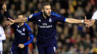 Penyerang Real Madrid, Karim Benzema melakukan selebrasi usai mencetak gol kegawang Valencia pada lanjutan liga Spanyol di stadion Mestalla, (3/1/2015). Real Madrid bermain imbang dengan Valencia dengan skor 2-2. (AFP/JOSE JORDAN)