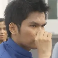 Pesulap muda yang berbakat ini sanggup keluarkan benang dari matanya!