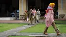Sejumlah PNS terlihat pulang kerja dari kantor DPRD DKI Jakarta, Selasa (10/3/2015). PNS DKI kembali harus gigit jari lantaran pembayaran tunjangan kinerja daerah (TKD) statis kembali tertunda. (Liputan6.com/Faizal Fanani)