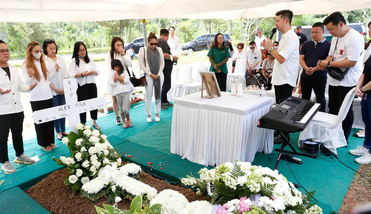 Ayah Mario Lawalata meninggal dunia setelah sekitar tujuh tahun berjuang dengan penyakit yang bersarang di tubuhnya. Menurut Indah, istri dari Alex Polli, mantan suami Reggy Lawalata itu sudah lama mengidap penyakit  jantung, gula. Empedu sudah tidak ada dan juga sudah pasang ring di jantungnya. [Foto: KapanLagi.com/Bayu Herdianto]